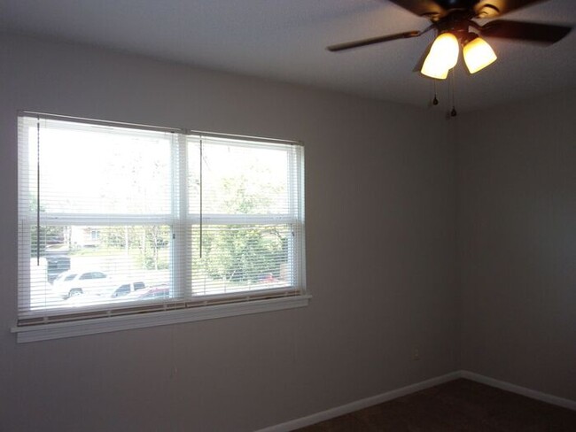 Building Photo - Recently Renovated 2 Bedroom 1 1/2 Bath To...