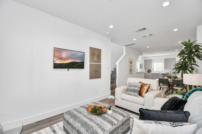 Building Photo - 2003 Laverne Willow Ln