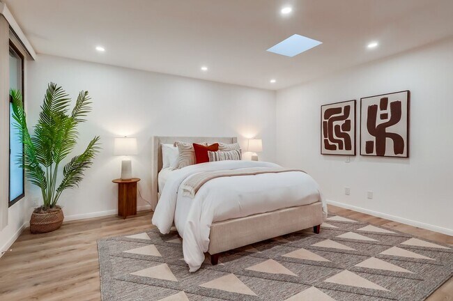 Building Photo - 1510 The Strand