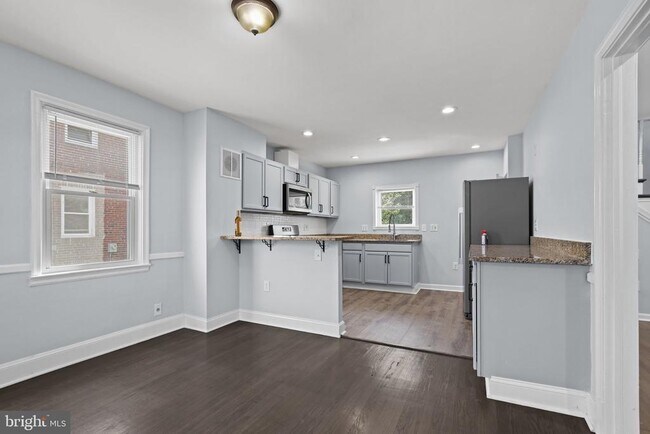 Building Photo - 4225 Cardwell Ave