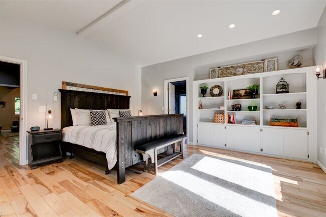 Building Photo - Beautifully Renovated 5 Bedroom Farmhouse outside of Newberg