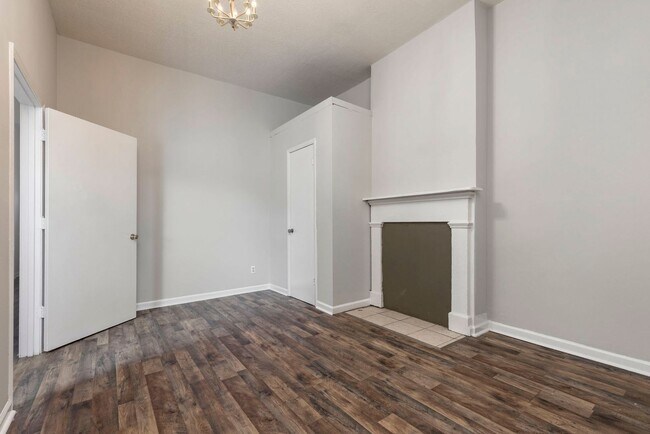 Building Photo - 726-728 W Saint Catherine Street