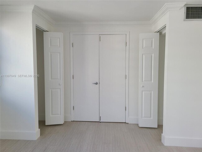 Building Photo - 999 Brickell Bay Dr