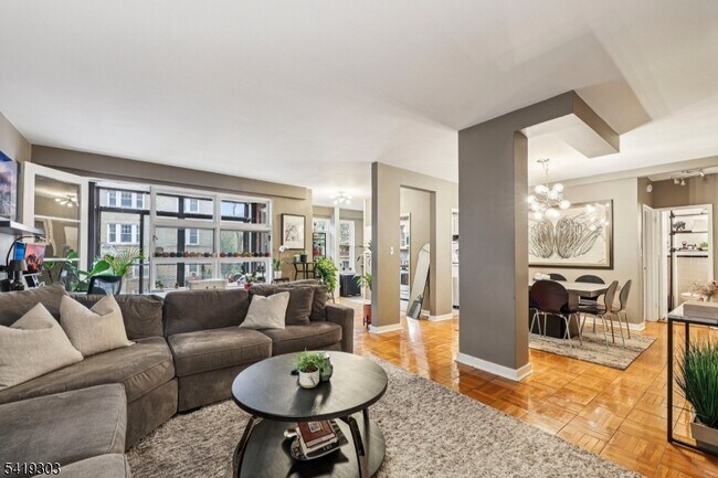 Building Photo - 5 Roosevelt Pl