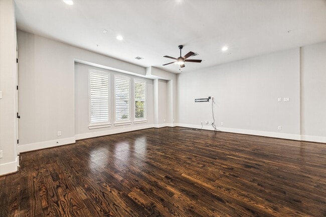 Building Photo - 912 Yale St