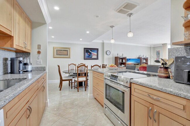 Building Photo - 2121 N Ocean Blvd
