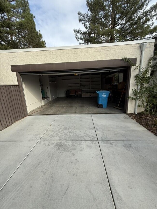 Building Photo - 2439 Sharon Oaks Dr