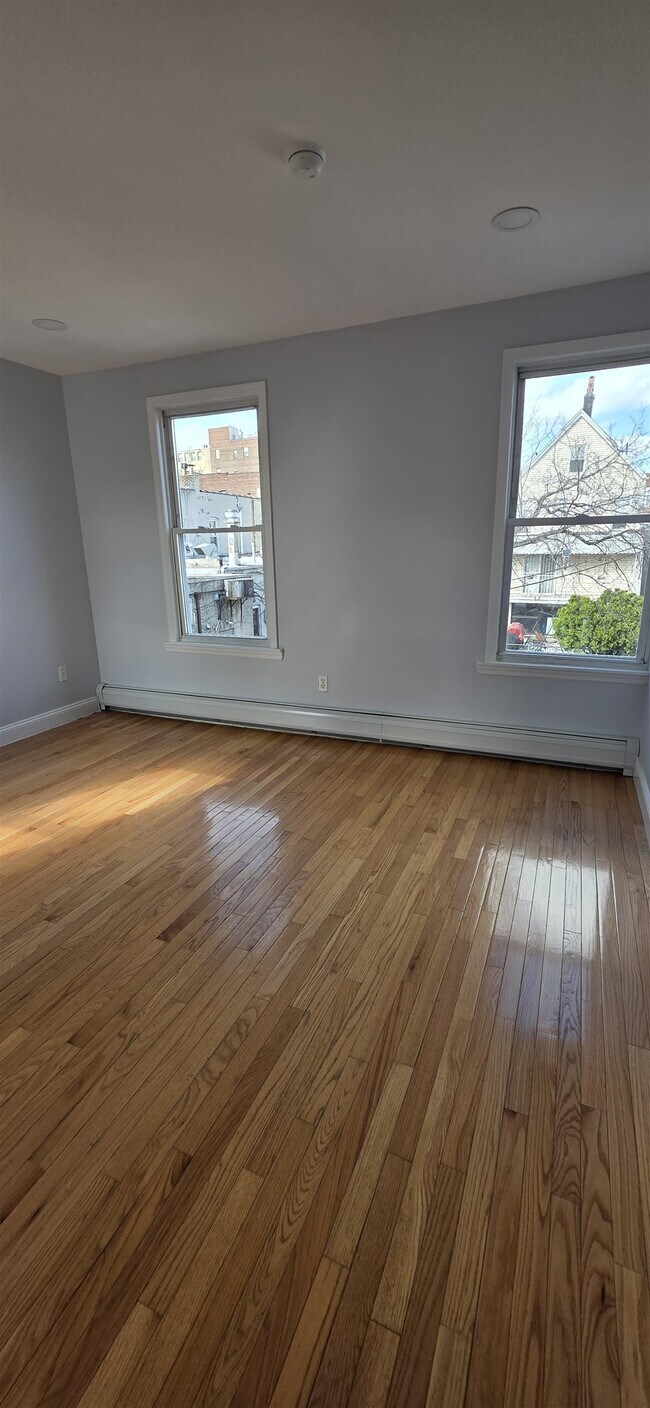 Building Photo - 416 41st St