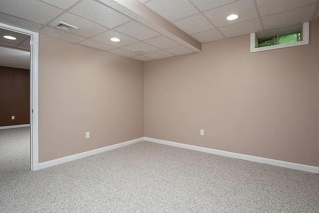 Building Photo - 3 Lilac Ln