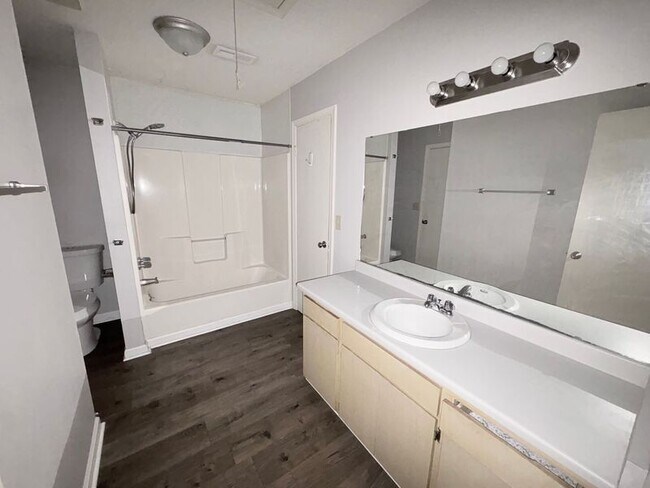 Building Photo - 212 Pelican Ln