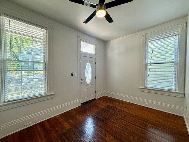 Building Photo - 4 bed/2 full bath Rental on Warner - Mins ...