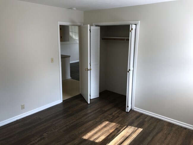 Building Photo - 4 Seminole Dr