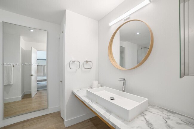 Building Photo - 2424 Fisher Island Dr