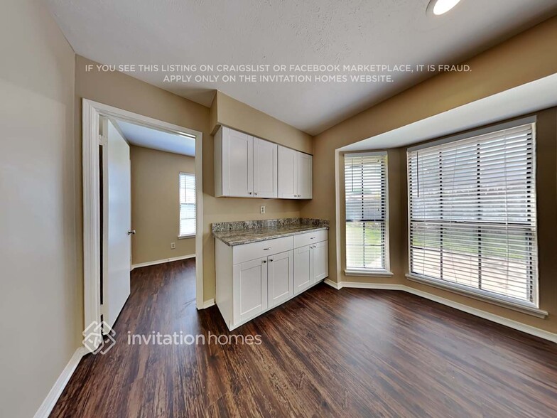 Building Photo - 2626 Hampshire Dr