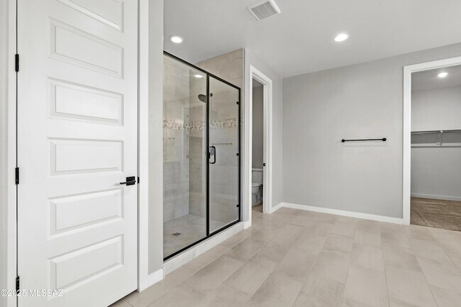 Building Photo - 1009 E Silver Ray Dr