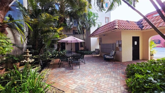 Building Photo - 650 Tennis Club Dr