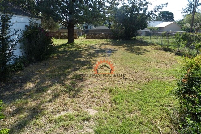 Building Photo - Charming historic 2 bedroom 1 bathroom house