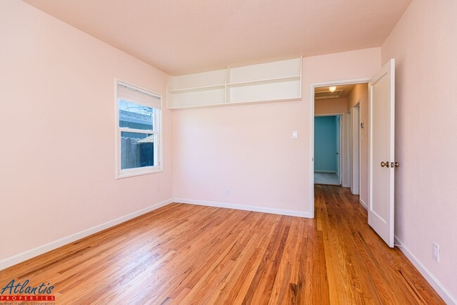 Building Photo - 525 Laverne Ave