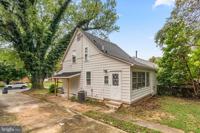 Building Photo - 715 Anderson Ave