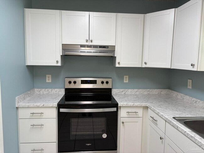 Building Photo - 3255 Maplewood Dr