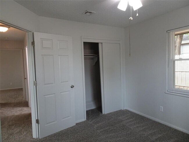 Building Photo - 2305 Maple Dr