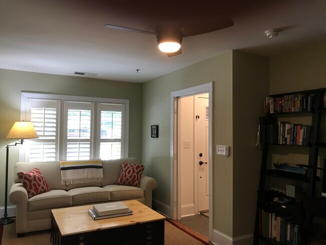 Building Photo - 100 N Laurel Ave