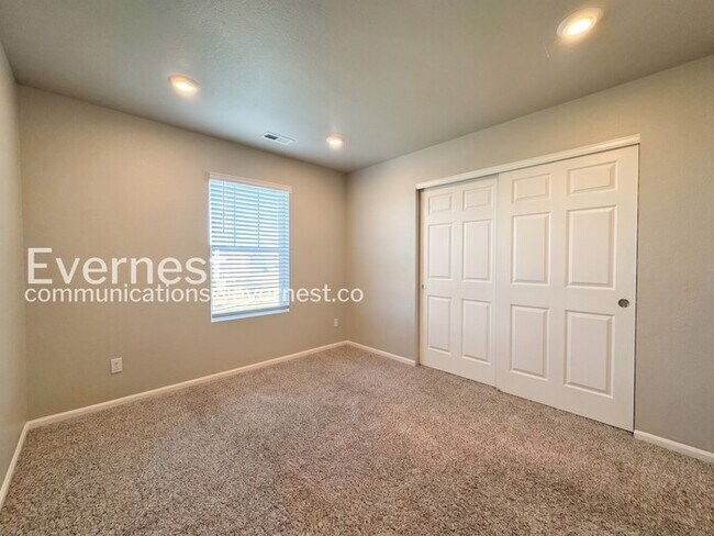 Building Photo - 3 Bed/2.5 Bath Townhome with Garage / Available Now!