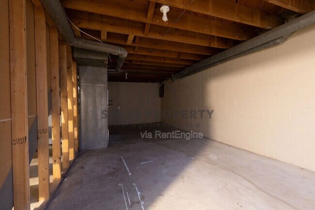 Building Photo - 892 N Meadows Ct