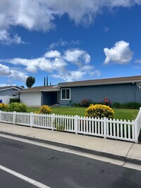 Building Photo - 3 bedroom 2 bath house in Poway