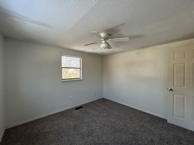 Building Photo - 418 S Carbon Ave