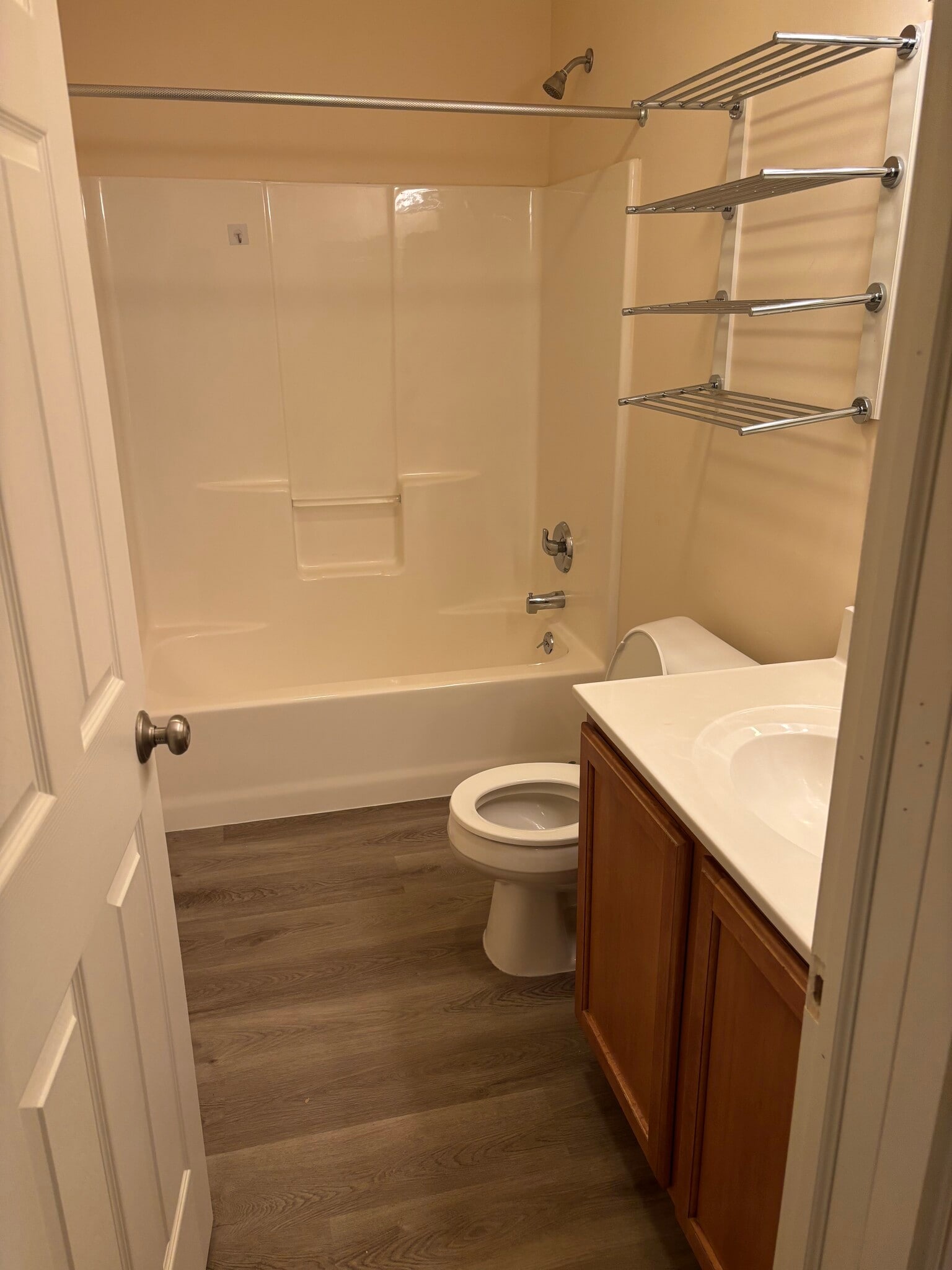 main bathroom - 309 Putnam St
