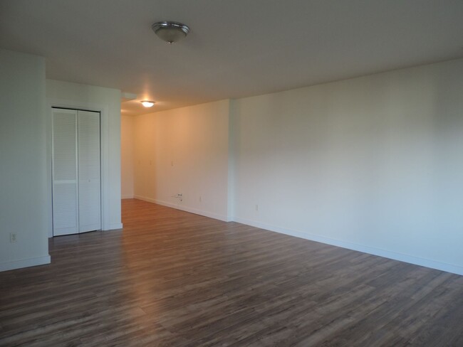 Building Photo - Pet Friendly 3 Bdrm Townhouse with Lock-of...