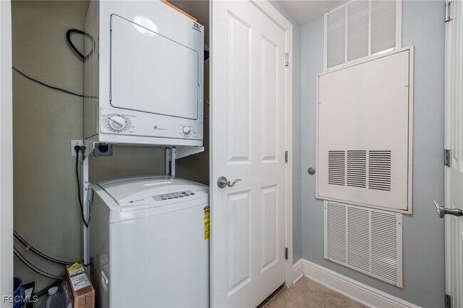 Building Photo - 2825 Palm Beach Blvd