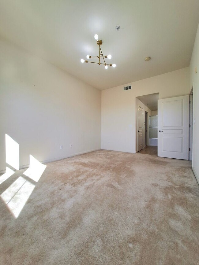Building Photo - Beautiful 2bd Condo In Gated Community With Pool, Gym, and In-unit Laundry!