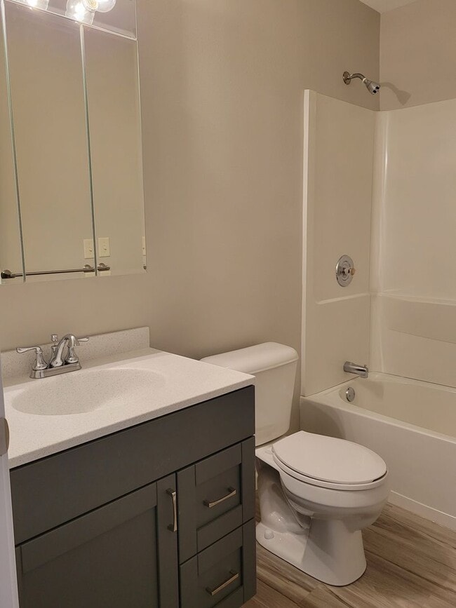 Building Photo - 1 Bedroom Triplex Unit