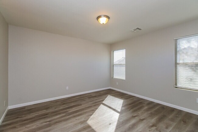 Building Photo - 8723 E Fox St