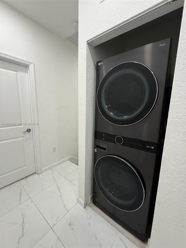 Building Photo - 21432 NE 2nd Path