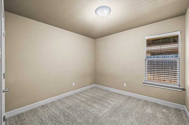 Building Photo - Spacious 3BR/2BA Duplex with 2-Car Garage & Stainless Appliances
