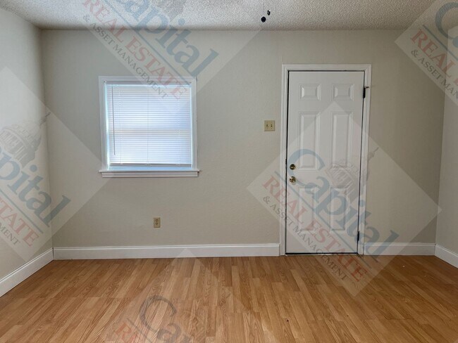 Building Photo - Cozy 2 Bedroom