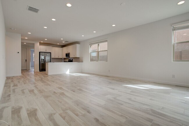 Building Photo - Gorgeous 5 Bedroom Lennar Home built 3 years ago still like new!!!  5 bedrooms in Northern Crossi...