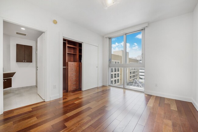 Building Photo - 2627 S Bayshore Dr