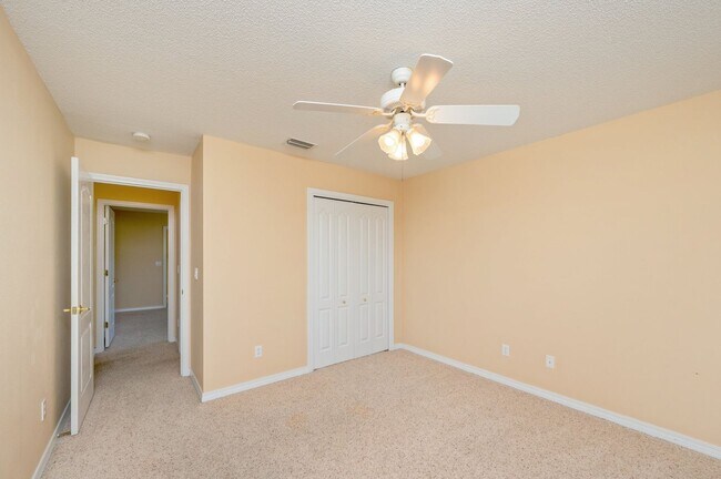 Building Photo - Spacious Home in Navarre!