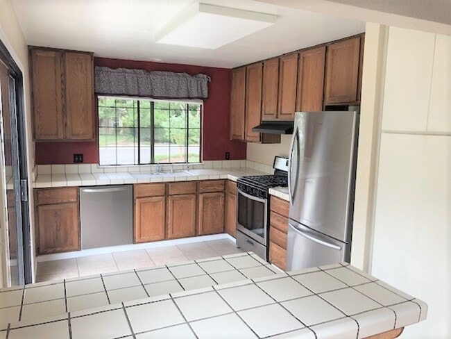 Building Photo - Great Neighborhood - 3 bedroom house with ...