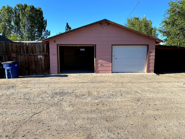 Building Photo - 3 Bedroom 1.5 Bath House Large 2 Car Detac...