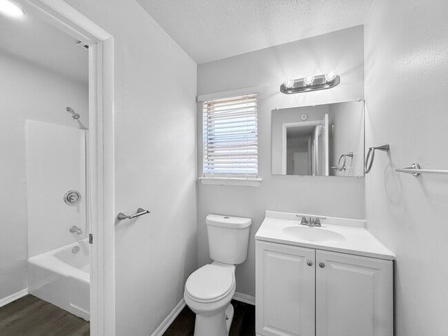 Building Photo - 812 Meadowridge Dr