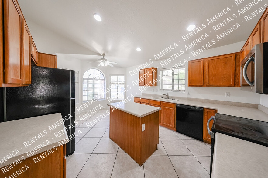 Building Photo - 13182 W Cypress St