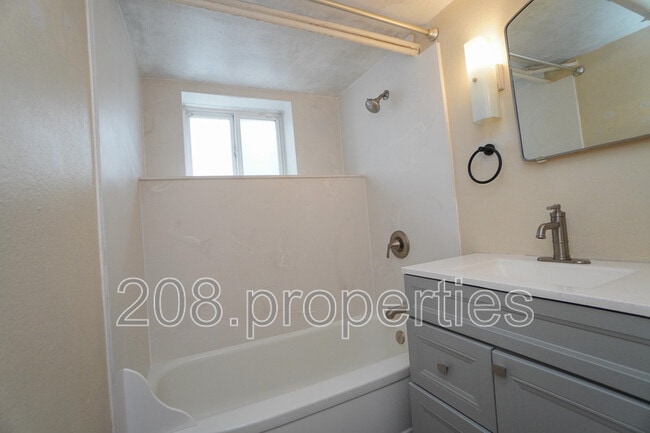 Building Photo - 2506 Woodlawn Ave