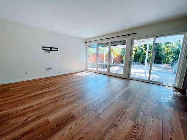 Building Photo - 3 Bed / 2 .5 Bath Home with Private Yard i...