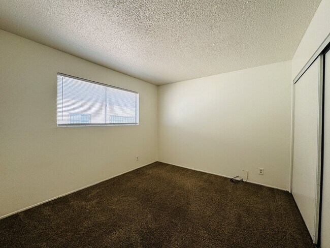 Building Photo - Conveniently Located Downstairs 2 bed, 1 b...