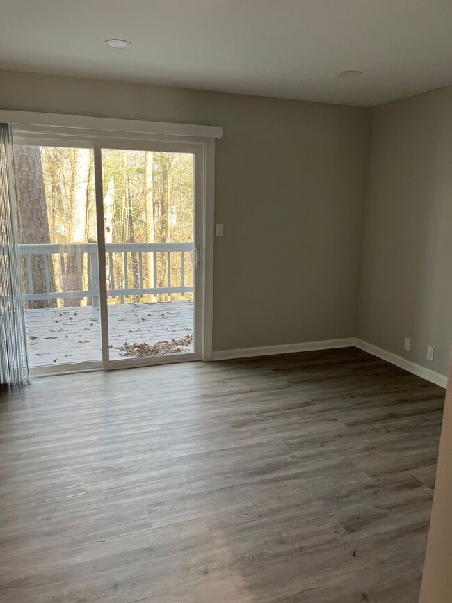 Building Photo - 2 bedrooms and 1.5 bathrooms
